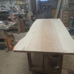Photo de galerie - Fabrication d'une  table en frêne avec les bords naturel 