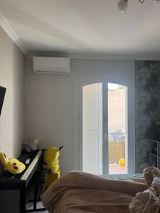 Photo de galerie - Installation climatisation BOSCH – INOV ENERGIE Pose discrète et performante d’un monosplit dans une chambre, pour un confort optimal été comme hiver. ? Montpellier & alentours ?️ Spécialiste climatisation réversible et entretien professionnel.