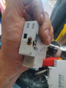 Photo de galerie - Dépannage en urgence après un disjoncteur brûlé suite à un mauvais serrage. Le serrage des disjoncteur doit être contrôlé avec un tournevis dynamométrique pour éviter ce genre d'incident, voire d'incendie!
