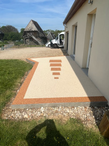 Photo de galerie - Pose de moquette de pierre à l’entrée d’une maison 