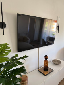 Photo de galerie - Fixation de la TV au mur et pose des gaines pour cacher les câbles 