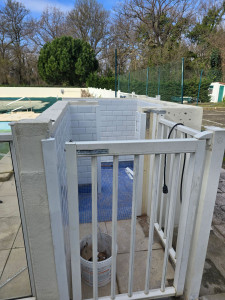Photo de galerie - Douche complete pour piscine de copropriété 