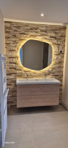 Photo de galerie - Pose de pierre naturelle 
Installation d'un meuble vasque et raccordement sanitaire.
Installation d'un miroir et raccordement électrique 