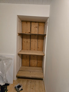 Photo de galerie - Création d'un placard avec planche de bois brut, découpe, ponçage et vernissage