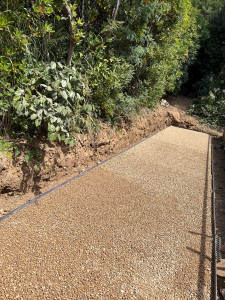 Photo de galerie - Réalisation d’un chemin avec platines et sable compacté  Je propose la création d’un chemin avec pose de platines sur une base de sable bien compacté. Le travail comprend la préparation du sol,
