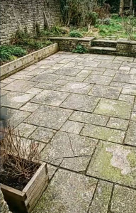 Photo de galerie - Fin de l'intervention : terrasse nettoyée et massifs nettoyés 