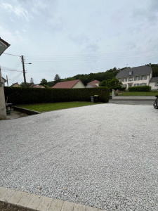 Photo de galerie - Réalisation d’une cour en gravier + taillage de haie.