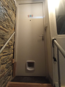 Photo de galerie - Pose d'une chatière sur porte en métal 