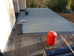 Photo de galerie - étanchéité bicouche de terrasse avec relevé en bicouche, réalisation conforme avant la mise en œuvre de la chape et du carrelage. garantie décennale.