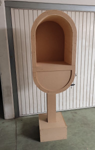 Photo de galerie - Fabrication d'une décoration Cabine téléphonique 