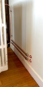 Photo de galerie - Installation complète d’un radiateur à eau comprenant son alimentation en cuivre d’époque avec rosace de finition en cuivre artisanale 