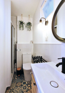 Photo de galerie - Rénovation totale d'une sdb.
faïence,  carrelage,  cloison, wc, meuble, reseau plomberie, électricité,  bac à douche,  colonne de douche, vlc, peinture....