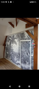 Photo de galerie - Peinture sur poutre chêne.
pose de toile a raccord avec porte qui mène sur salle de bain .
