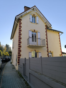 Photo de galerie - Ravalement de façade ainsi que traitement antimousse sur toiture et peinture des avant toit réalisé au Chambon sur lignon (43) chez tante soly