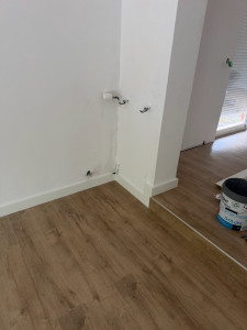 Photo de galerie - Mise en place des plinthes 