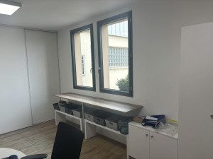 Photo de galerie - Remplacement de deux menuiseries et rénovation complète du pans de mur +
installation d'une nouvelle étagère.
suite infiltration d'eaux