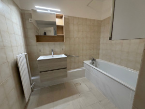 Photo de galerie - Pose meuble evier et meuble haut et luminaire
et pose de carrelage pour coffrage et tablier de baignoire