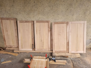 Photo de galerie - Fabrication de porte placard en bois massif
