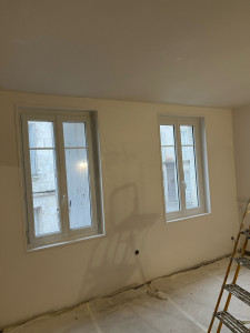 Photo de galerie - Ratissage à l’enduit après 3 passes d’enduit sur bandes à papier. pour une finition parfaite 