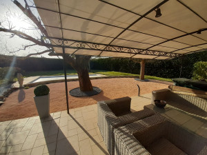 Photo de galerie - Création de 60 m² de graviers avec plantation en arrière plant.