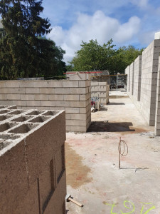 Photo de galerie - Travaux de maçonnerie en cours — construction d’un mur. Je prends soin de chaque étape pour garantir un résultat solide et durable. Avec plusieurs années d’expérience dans le métier, je propose un travail sérieux et de qualité.