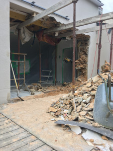 Photo de galerie - Création d'une ouverture dans un mur en pierres