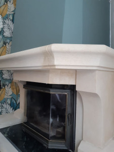 Photo de galerie - Peinture des murs et de la cheminée
 avec réparation des fissures. 