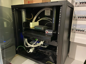 Photo de galerie - Création baie informatique. Intégration internet + vidéosurveillance.