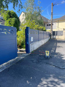 Photo de galerie - Nettoyage et mise en peinture d’un muret 