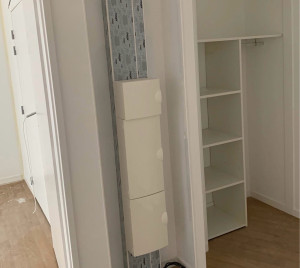 Photo de galerie - Mise en place complète du tableau électrique, avec Goulotte Technique Logement (GTL), platine de raccordement et tableau de communication. Chaque élément est installé selon les normes en vigueur pour garantir sécurité, fiabilité et performance