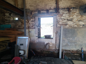 Photo de galerie - Ouverture mur en pierre pour fenêtre.