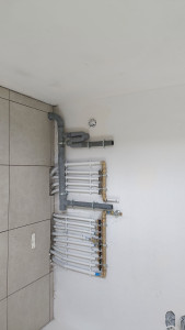 Photo de galerie - Installation complète d’un réseau sanitaire avec raccordement des évacuations et alimentation en eau. Travail réalisé avec soin, avec pose et raccordement des différents éléments de plomberie.