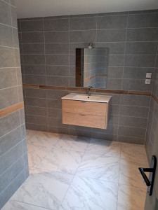 Photo de galerie - Faïence murale 
Raccordement plomberie 
Installation meuble 