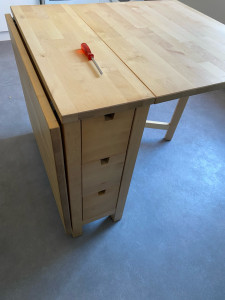 Photo de galerie - Montage d’une table IKEA