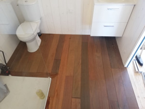 Photo de galerie - Pose de parquet massif en IPE (bois exotique) dans une salle de bains 