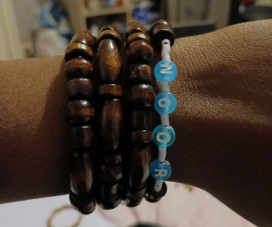 Photo de galerie -  Bracelet en bois pour homme, femme, fille, garçon, enfant avec nom ou sans nom , simple mais jolie idéal pour une petite attention a l égard de la personne à qui on le donne 