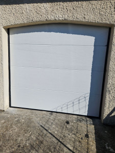 Photo de galerie - Pose de porte.de garage sectionnelle avec motorisation 
