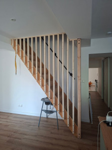 Photo de galerie - Création d'un claustra qui s'arrette sur le limon de l'escalier a la demande du client.