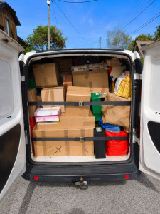 Photo de galerie - Prise en charge de plusieurs cartons et affaires, avec chargement optimisé et sécurisé dans l’utilitaire à l’aide de sangles afin d’éviter tout déplacement pendant le trajet. Transport effectué avec soin, puis déchargement à destination.