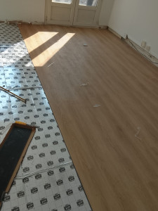 Photo de galerie - Début des travaux de parquet PVC clipesser 