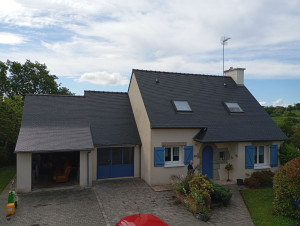 Photo de galerie - Lavage d'une toiture en ardoises naturelles. 