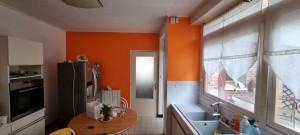 Photo de galerie - Peinture orange chilli dans une cuisine. 