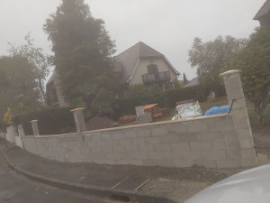 Photo de galerie - Mûre de clôture arrondée avec  les poteaux et le seuils et les couvertines 