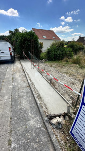 Photo de galerie - Réalisation d’une semelle en béton avec ferraillage en attente pour la future installation de la barrière.