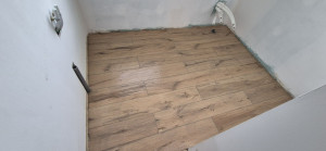 Photo de galerie - Pose de carrelage imitation parquet Salle de bain.