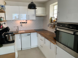 Photo de galerie - Pose d'une cuisine, meubles en kit, découpe et installation d'un plan de travail en bois massif, pose de la crédence en carrelage.