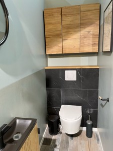 Photo de galerie - Pose d’un toilette suspendu avec caisson en placo plâtre et carrelage puis pose d’un lave main 