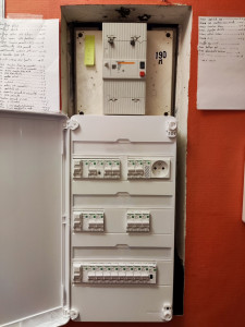 Photo de galerie - Sécurisation de l'installation et remise à neuf du tableau électrique principal (logement de 90m²) où vit une famille avec enfants. L'installation présentait une absence totale de dispositifs différentiels. Clients particuliers, quartier de Saint Fargeau.