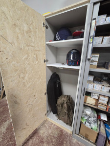 Photo de galerie - Placard dressing avec porte et joue de finition en osb pour l'atelier.