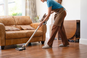 Photo de galerie - Service de ménage à domicile : nettoyage des sols, dépoussiérage et entretien des pièces pour un intérieur propre et soigné.